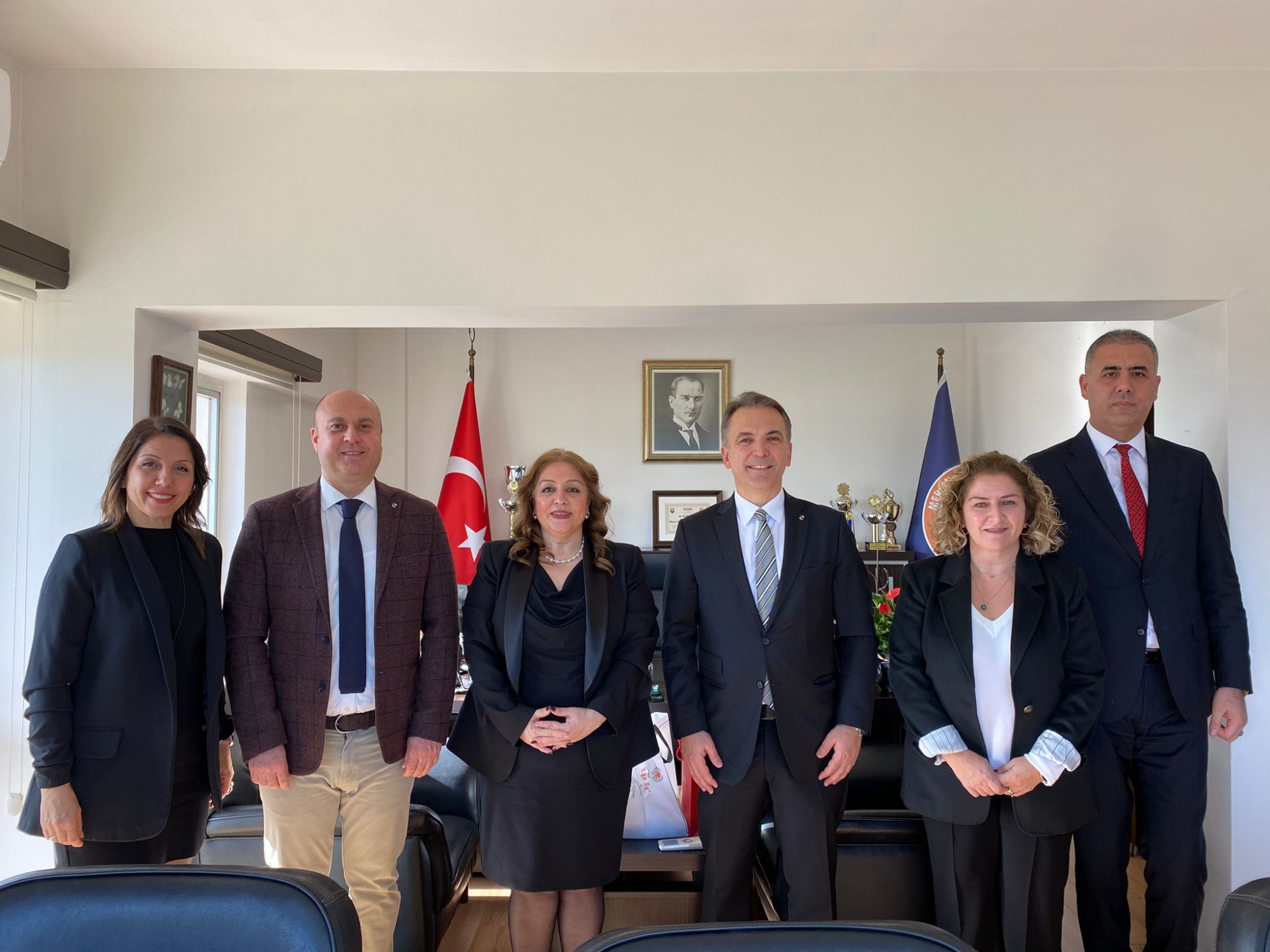 ÜNİVERSİTEMİZ İLE ECZACIBAŞI İLAÇ PAZARLAMA FİRMASI ARASINDA İMZALANAN İŞBİRLİĞİ PROTOKOLÜ İÇİN DÜZENLENEN İMZA TÖRENİ SONRASINDA ECZACIBAŞI İLAÇ PAZARLAMA GENEL MÜDÜRÜ DR. ECZ. BAŞBUĞ ÖKE FAKÜLTEMİZİ ZİYARET ETTİ detayı için tıklayınız