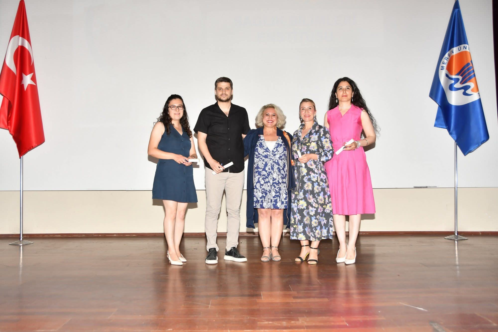 Sağlık Bilimleri Enstitüsü Yüksek Lisans ve Doktora Öğrencileri Mezuniyet Töreninde, Hemşirelik Anabilim Dalı Mezunlarımız Temsili Diplomalarını Alarak Mezuniyet Çoşkusunu Yaşadılar detayı için tıklayınız
